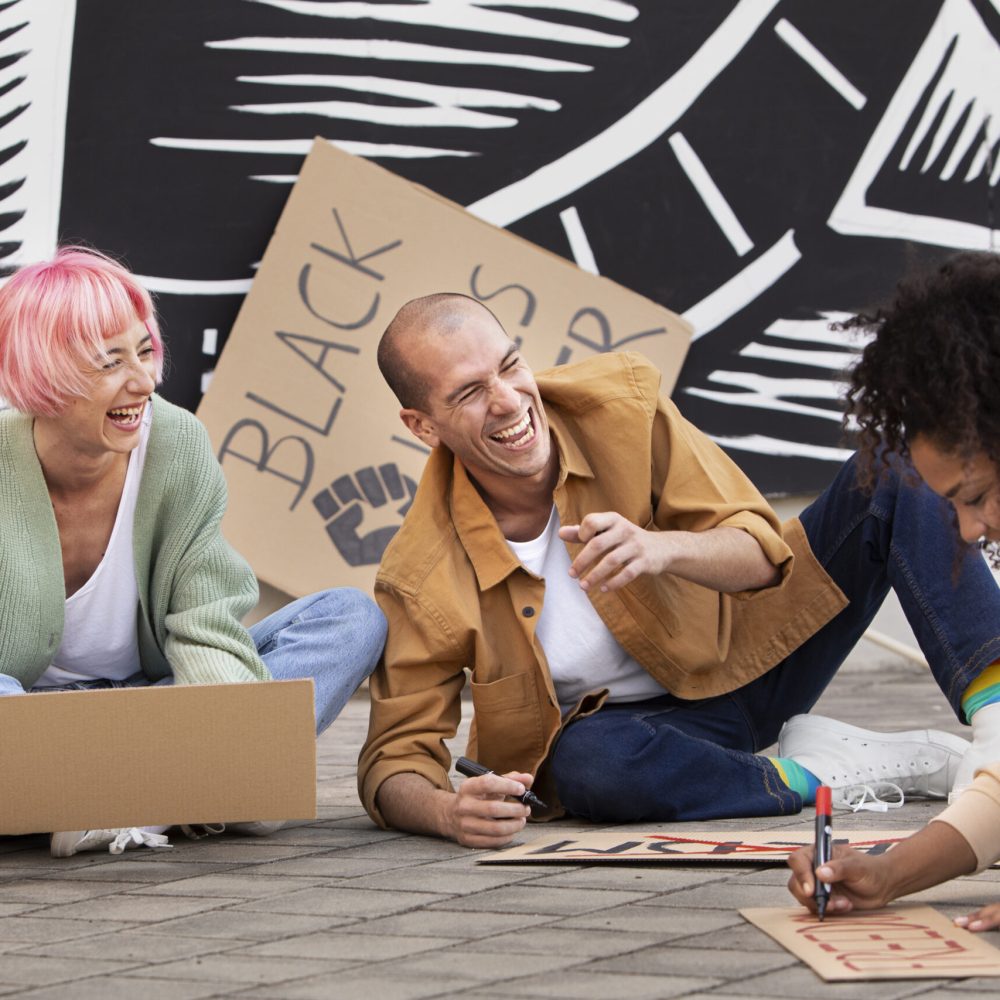 gente-de-tiro-medio-escribiendo-en-pancartas