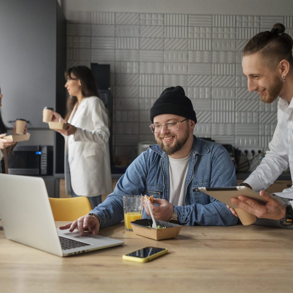 gente-divirtiendose-en-su-tiempo-de-descanso